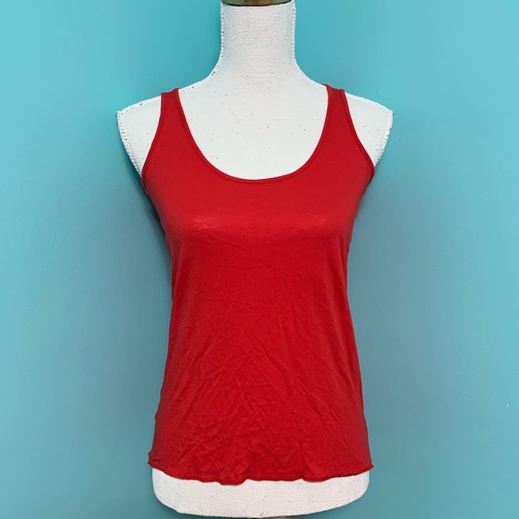 🚨NWOT Cute cut out top - Picture 2 of 5